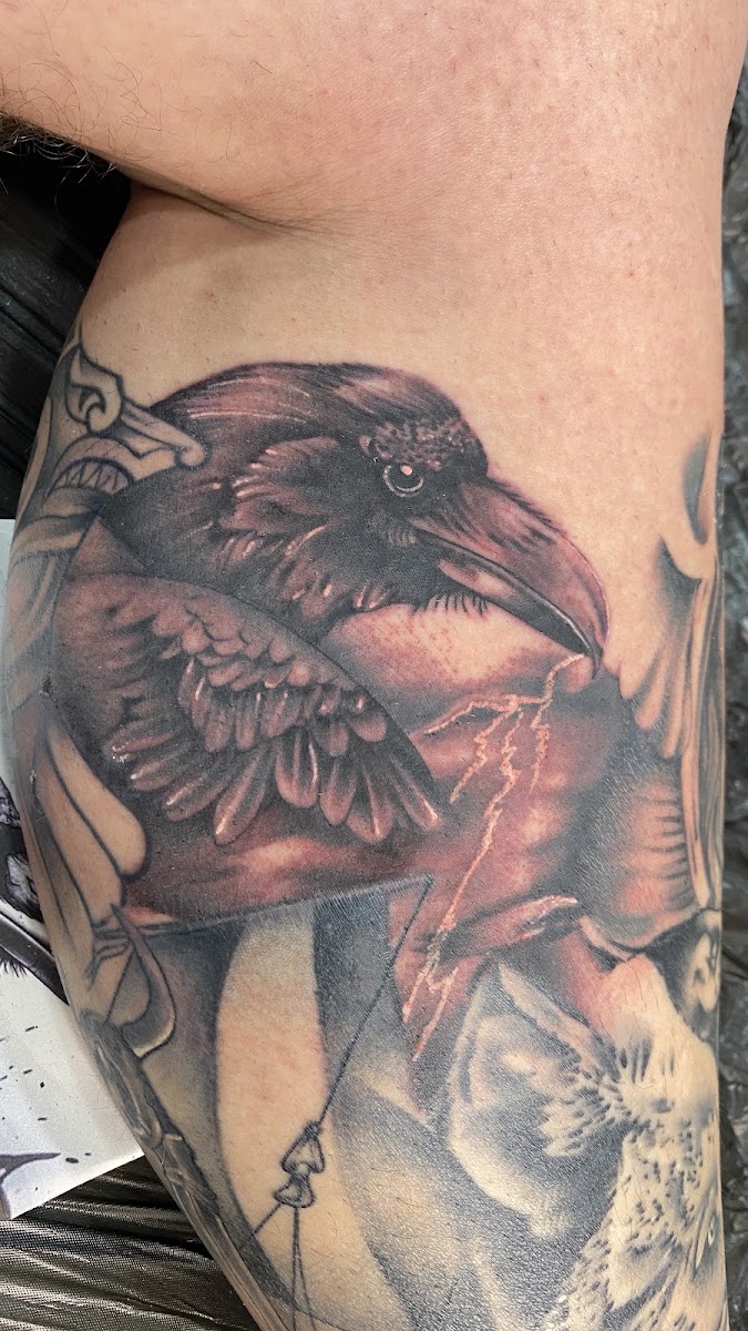 Rabe mit Sanduhr, Farbtattoo am Bein