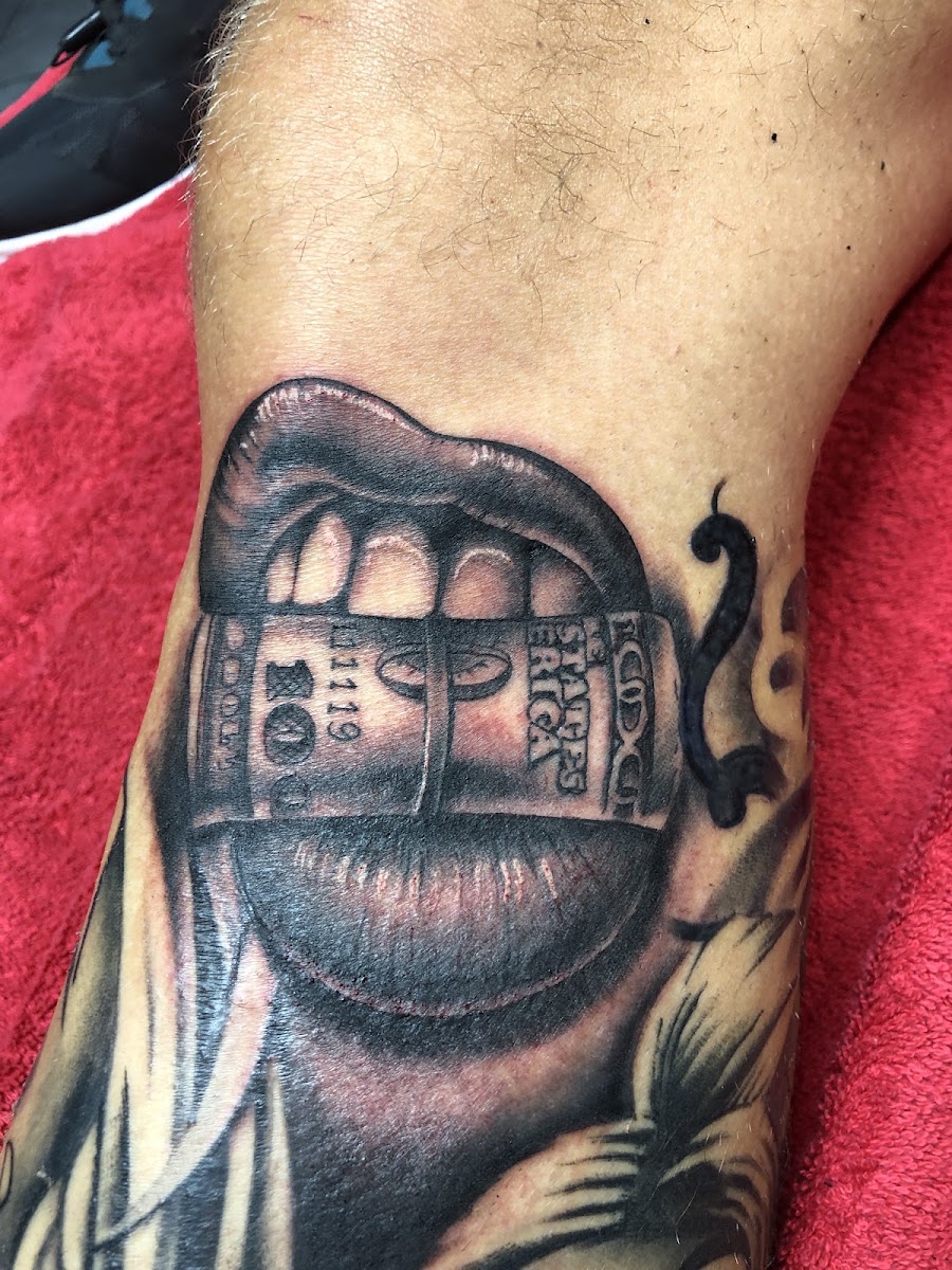 Mund mit Geldschein-Motiv, Farbtattoo am Unterarm