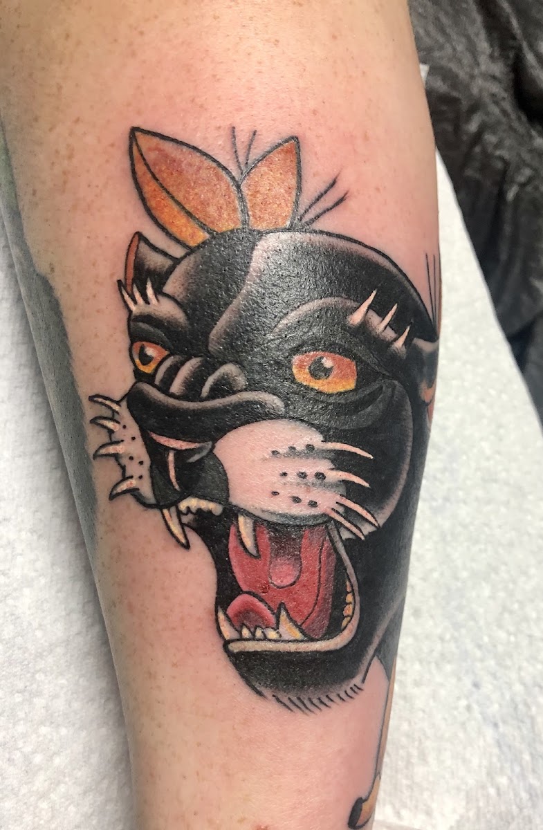 Panther-Kopf, Farbtattoo am Unterarm
