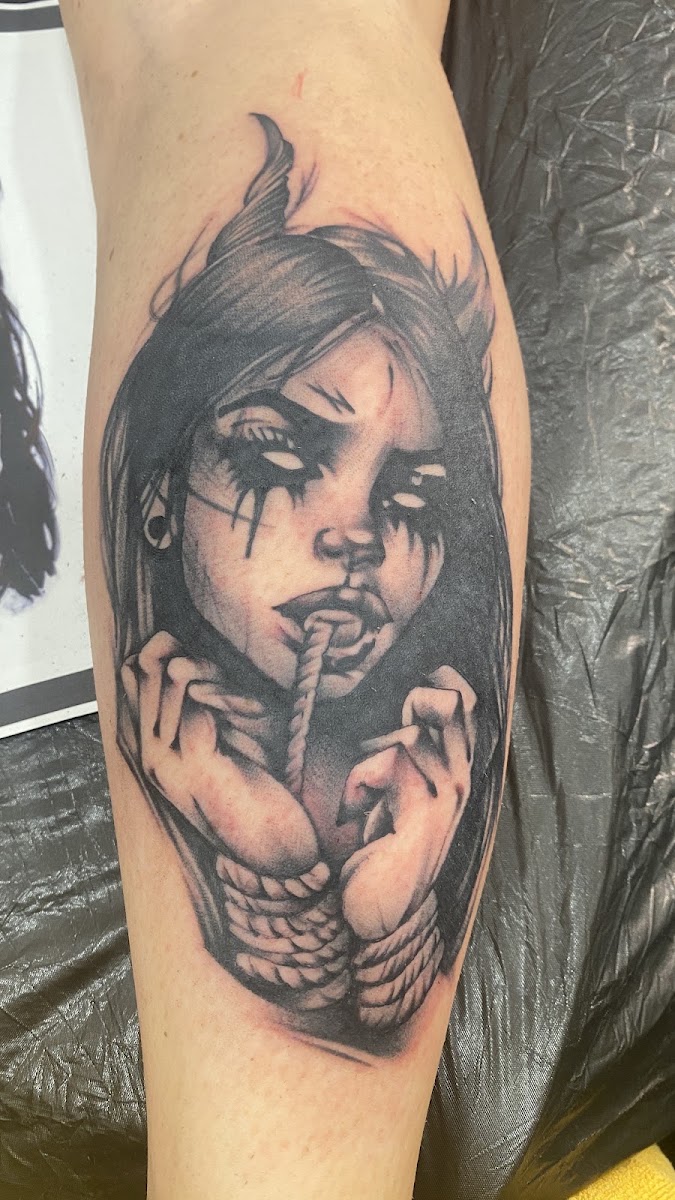 Frauenportrait, Blackwork an der Wade