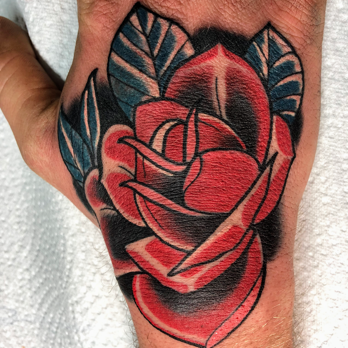 Rose, Farbtattoo auf dem Handrücken